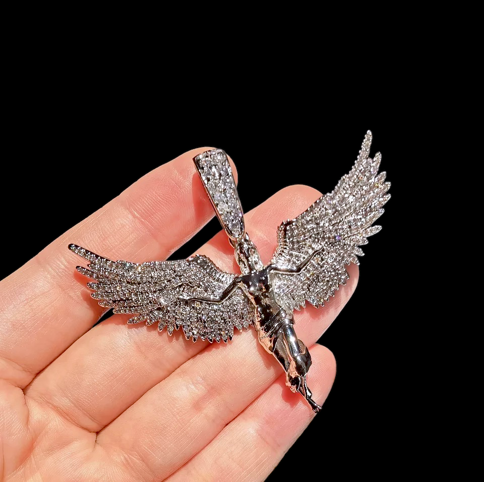 Ange Glacé Plaqué Or Blanc avec de grandes ailes